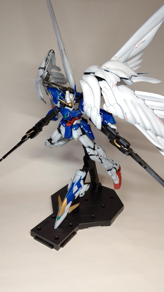 このVer.Kaで新しくついてきたシールド、シュッとしてかなりかっこよくて好きなんですが、装備させると羽根と干渉してうまくポージングできず・・・なのでアクションベースに立てかけて飾るだけとなりました。