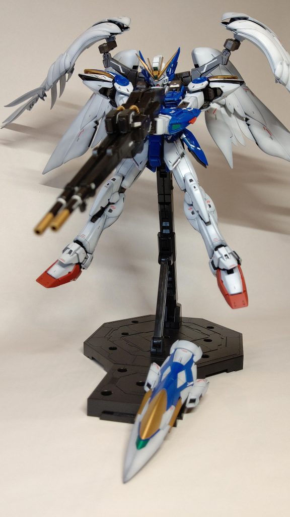 ということで、MGウイングガンダムゼロEW Ver.Kaでした。MGのグラデーション塗装は初めてで、パーツの大きさと数(特に羽根)に何度も絶望しましたが、何とか完成できました!最後は、「了解した。」でおなじみのツインバスターライフルを構えるポーズでお別れです。ライフルが手から外れたり、ライフルの連結が外れたり、なかなかに大変なポージングでした笑それではまた~