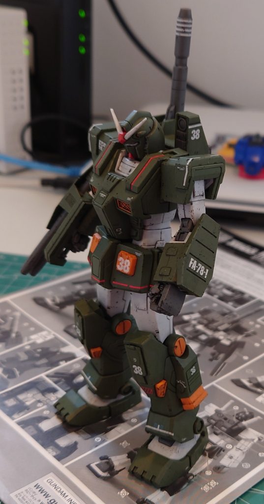 デカール類はかなり苦手なのですが、今回は水転写デカールをイライラしながら丁寧に貼ったつもりです。しかし曲がったり破けたりして、苦手を再確認😅上手に貼るには、まだまだ修行がたりませんね