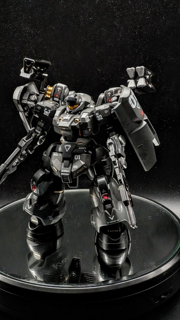 隊長機ということで渋めのグレーで塗装しました。今回は本体を半光沢、武装類を光沢のトップコートにしてみました。質感が違うと情報量が増していいですね。次からもこうしたいと思います。