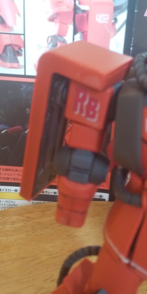 :少し見えにくいけど、シールド裏面にガンメタリックで塗装した。