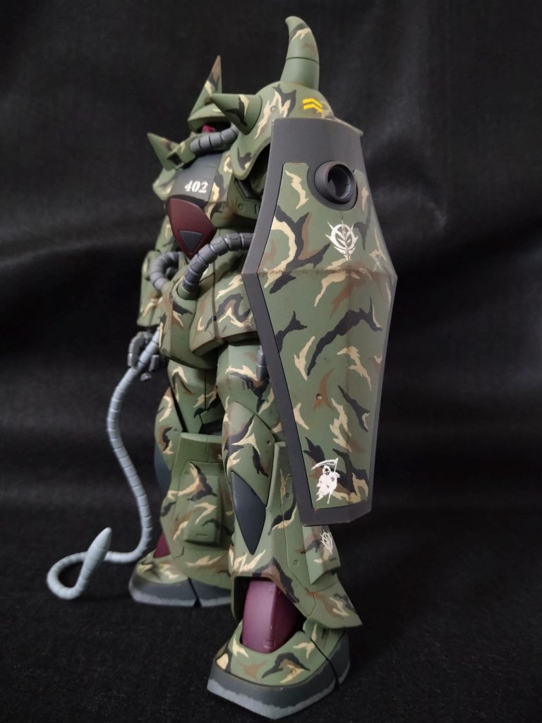 横。今回はジオラマの一部となるモノなので、愛着は確かに必要でして。。。後の設定にも書きますが本機のパイロットは、クンツ・バウアー軍曹(27)。小柄で俊敏な皮肉屋です。近接戦闘では無類の強さを発揮するとかなんとか。