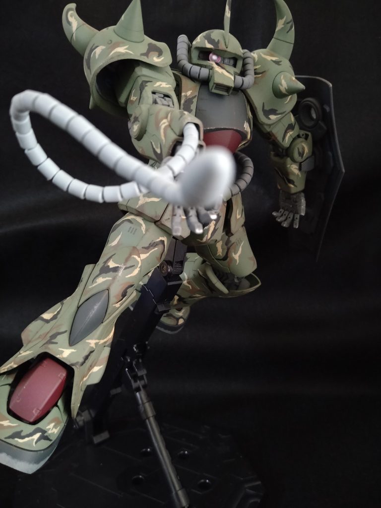 ヒートロッド射出。このポーズは、MGマ・クベ専用グフのトリセツに載っていた写真の再現です。あまりに気に入ってまして、過去作グフでも採用しましたが、またやってしまいました(笑)尚、ヒートロッドは左腕にも装備しようかと検討しましたが、前述の苦行が倍加すると、多分斃れてしまうのでやめました。