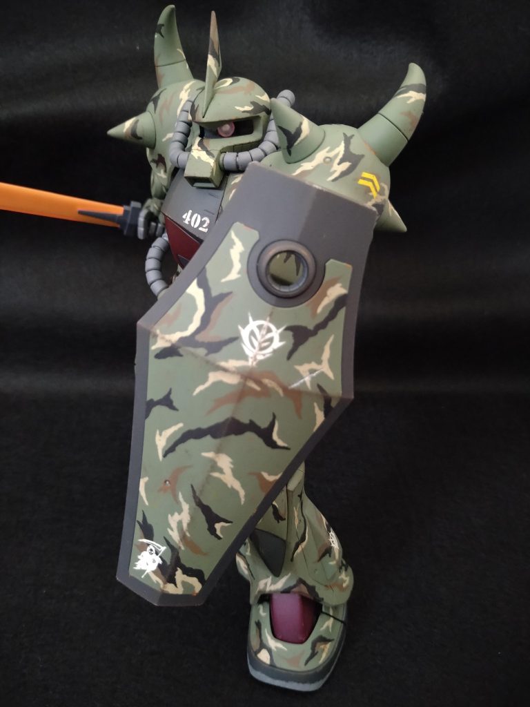 シールドを構えたところ。実はシールドに描いた迷彩が一番お気に入り!やはり広いと描きやすいです😊シールドの周囲は、ラバーブラックで塗装。以前、がむおさんがグフに塗られた黒がカッコ良かったので、パク……オマージュさせて頂きました🙇がむおさん、ありがとうございます🙇