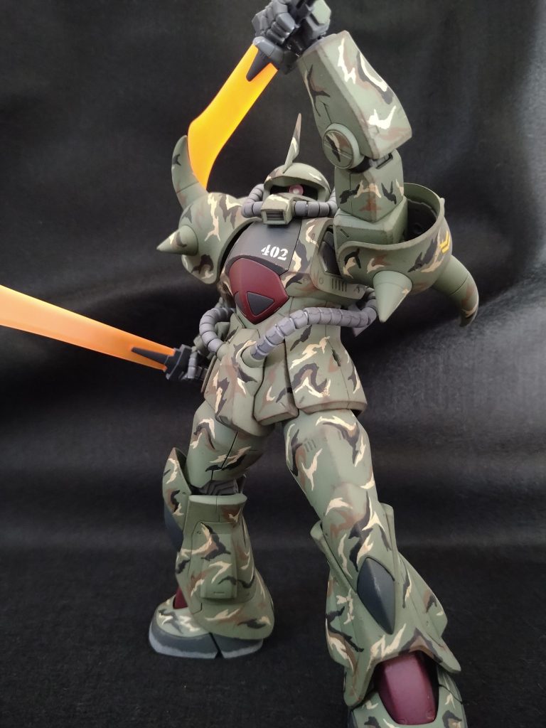 二刀流からの斬撃。う〜ん、力強い。やっぱりグフもカッコ良いですね。