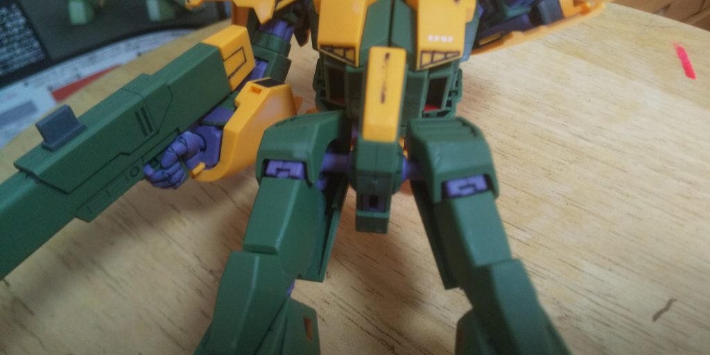 :腹部左右の下の部分にも塗装した。可変は省略にする。