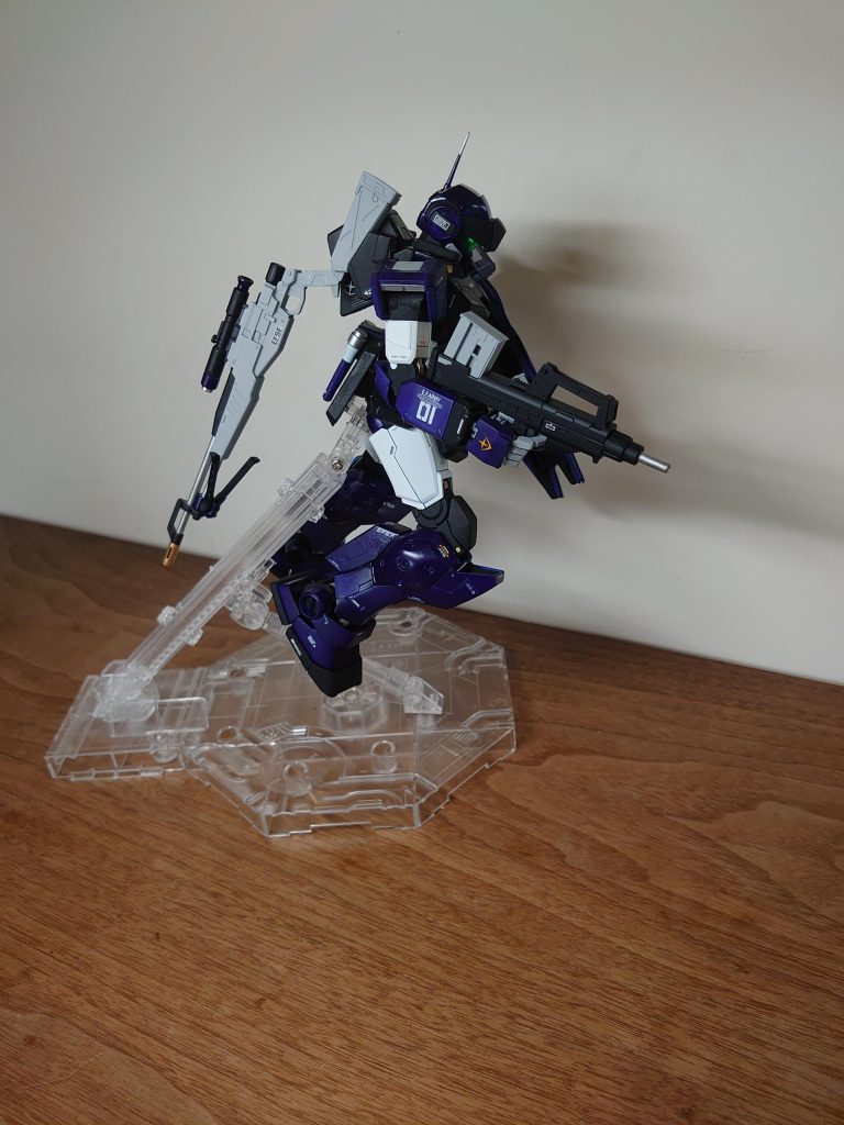 ライフルは磁石でバックパックに付けれるようにしています。躍動感を出すのは難しいです…