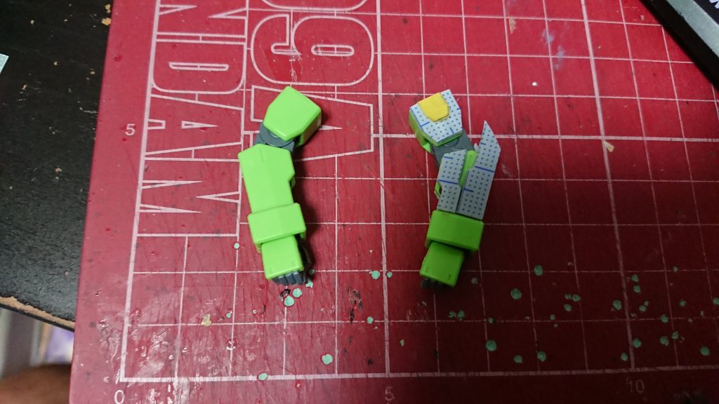 腕の制作中の時のものプラ板を足して形状変更、オリジナル要素を足してみました