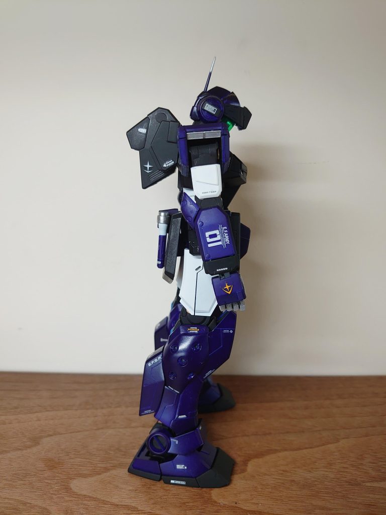 サイドビュー。青はタミヤラッカーのディープメタリックブルーを使用しましたが、けっこうベタベタ色が付く感じで、下手なのがバレますね… やっぱり、サフのマットな感じが好きかも知れません。