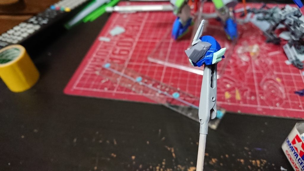 頭部にブレードと両頬にパーツを追加両頬のパーツは過去に改造に使ったガンダムグリープの余りパーツをカットして貼り付けました