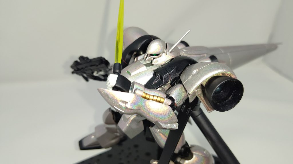 肉眼で見るとホロレッドのピンク色がほんのり見えるのですが、写真だと難しいですね……