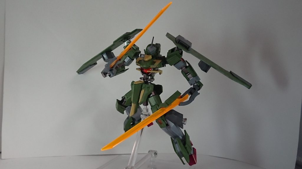 ロングブレード2本を構えて結構長いですがそこまで重くないので腕がへたれませんGN粒子のコーティングで切れ味を上げて使用する設定