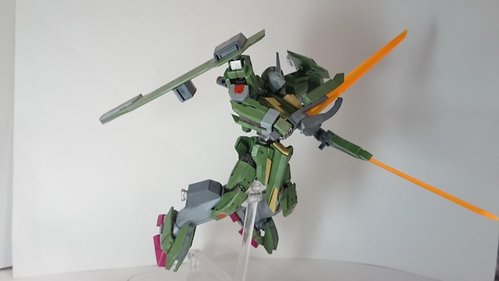 肩を前側に出せるので胸の前に持っていくことも一応できます