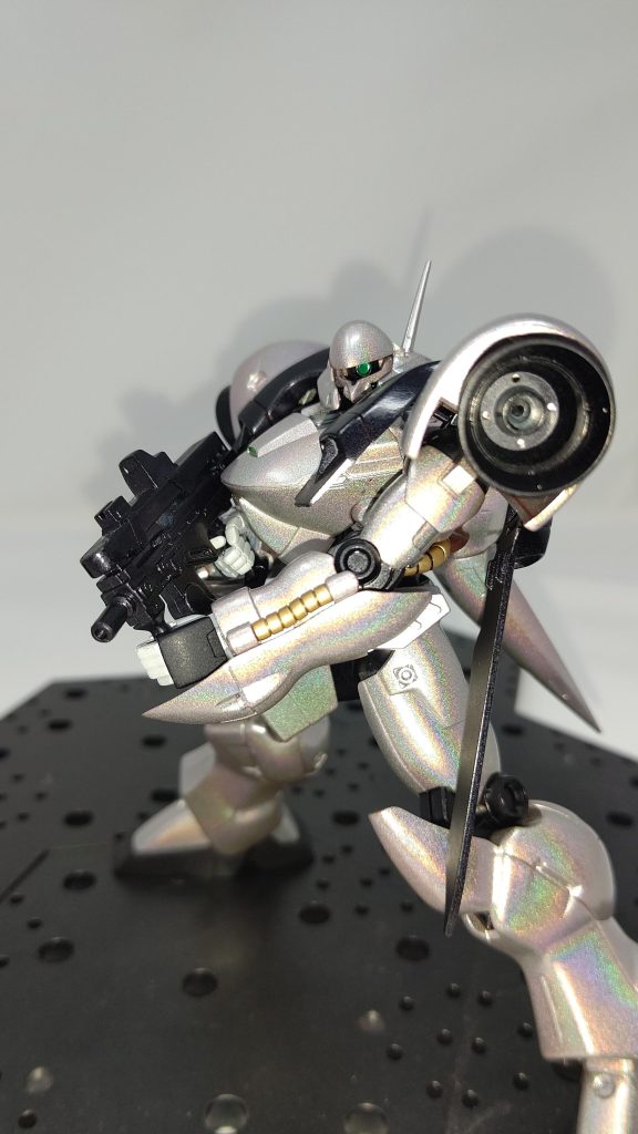 因みにマシンガンはHGUCのジェガンD型(護衛隊仕様)から拝借しました