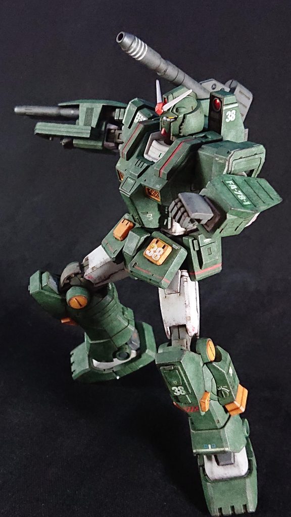 このキットは、最新フォーマットのガンダムをベースに増加装甲を装着しているモデルなので装甲は脱着可能です。また、ポージングの自由度も高く、とても優秀なキットだと思います。
