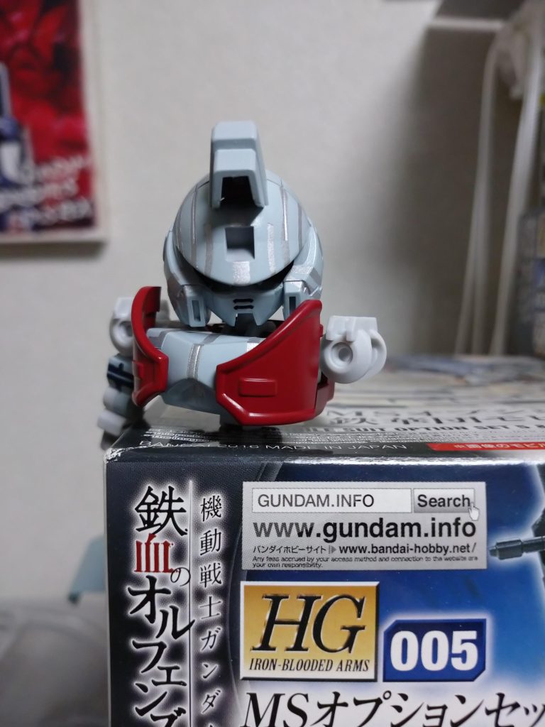 マステを貼って、模様の上から筆で塗装してます。