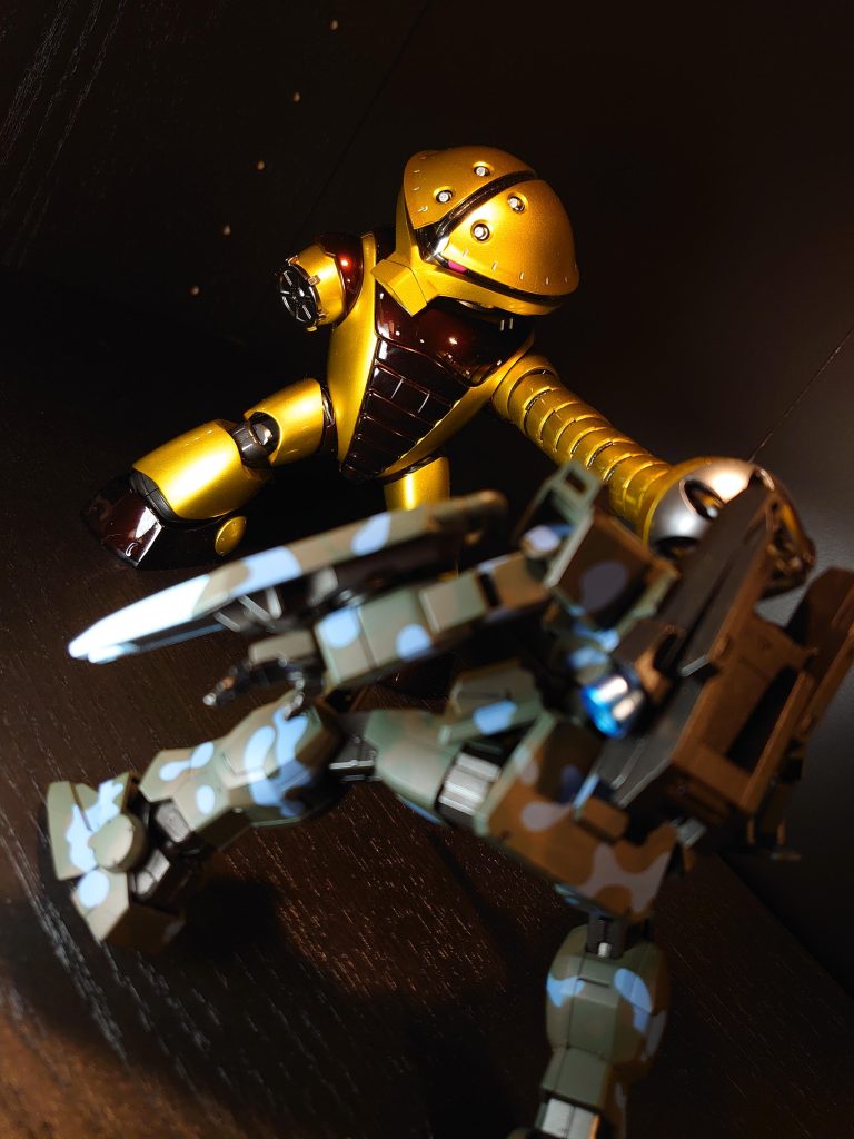 アッガイに頭を吹っ飛ばされるガンダム氏😅