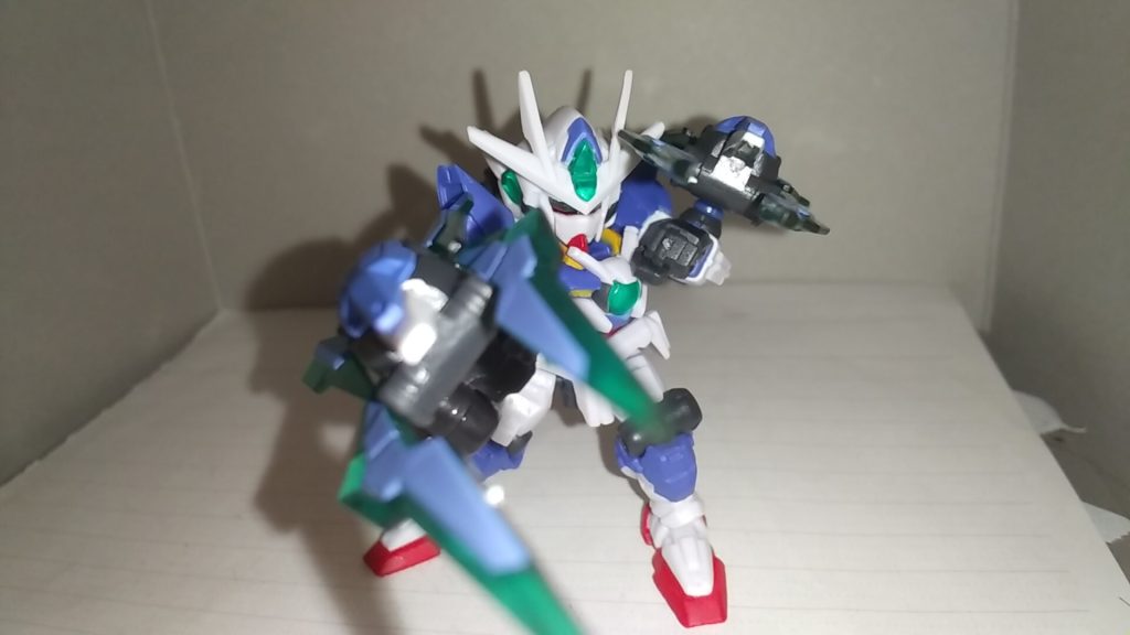 背部にGNビットを2機装備している。ビットの位置を変更しシールドクローモードになる。攻防一体の戦闘が可能で12機(アンサンブルだと8)のビットは本来の使用も可能している。