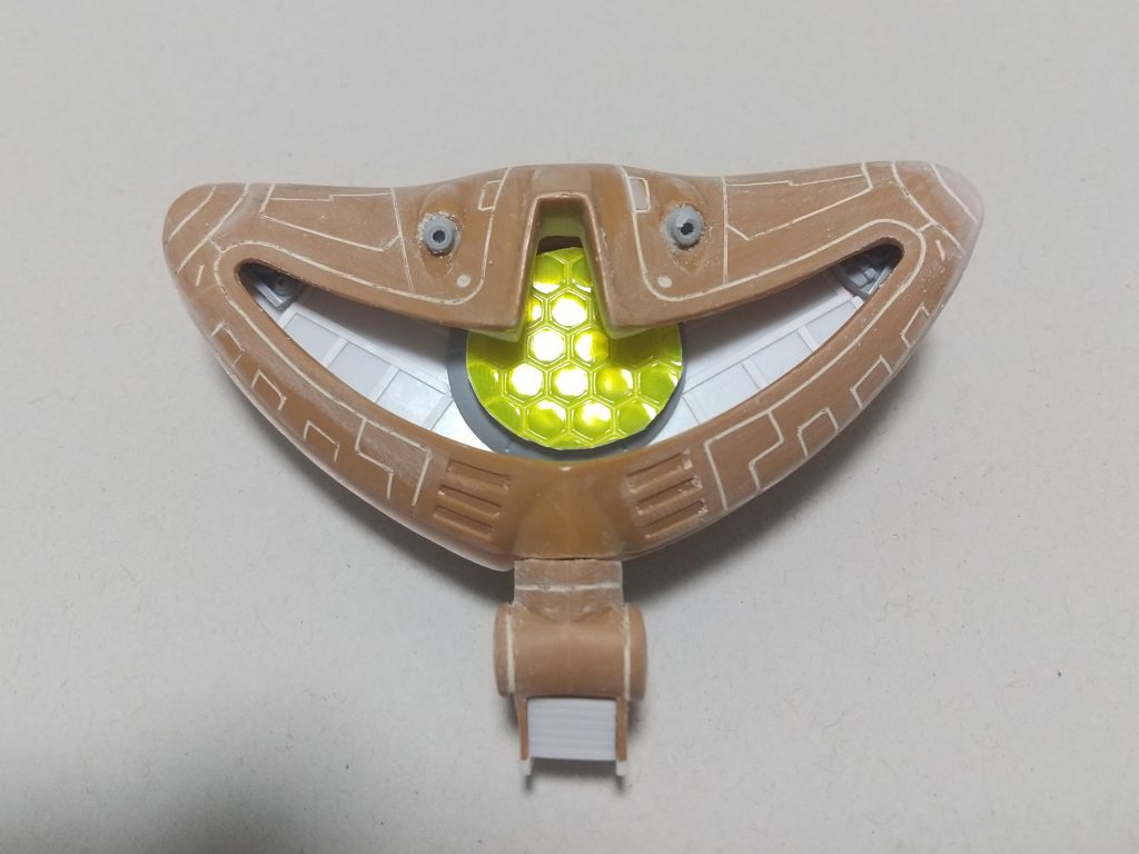 頭部のスジ彫り。