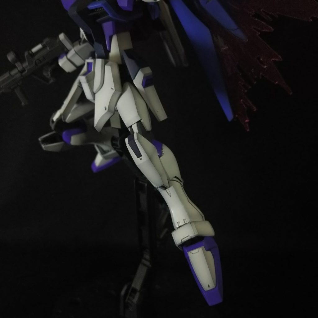 こだわりオサレポイントその2、足回り。フトモモは幅を増し、関節部で2ミリほど延長。ヒザとふくらはぎは敢えてモールドを埋めて、肉々しい感じに。