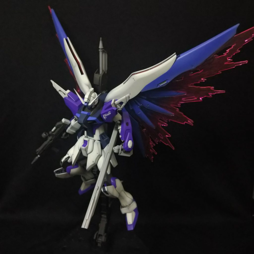 ネタはさておき、キット自体の出来はとても良いです。光の翼エフェクトが入っていたり、腕が回る基軸など、意欲的なキットです。