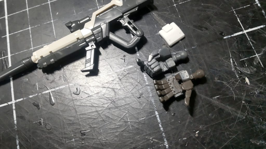 制作工程になります。ハンドパーツを追加するにあたってコネクターや手甲を再現してます。