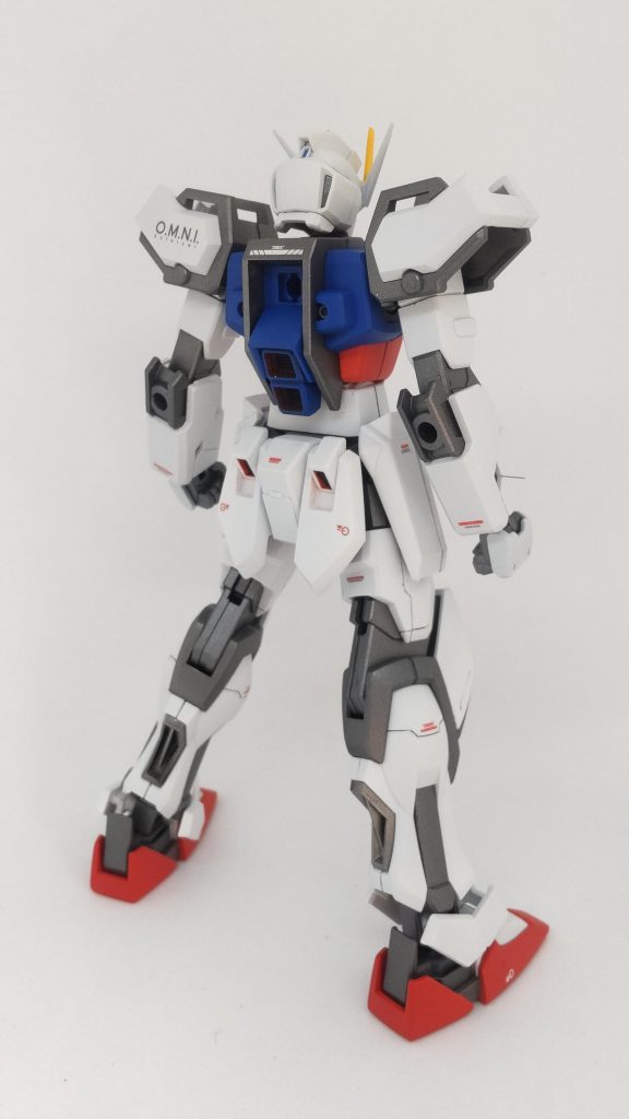 背面。バックパックの無いスッキリとした背中が逆に特徴的ですね。スラスターは気合いで塗り分けました。