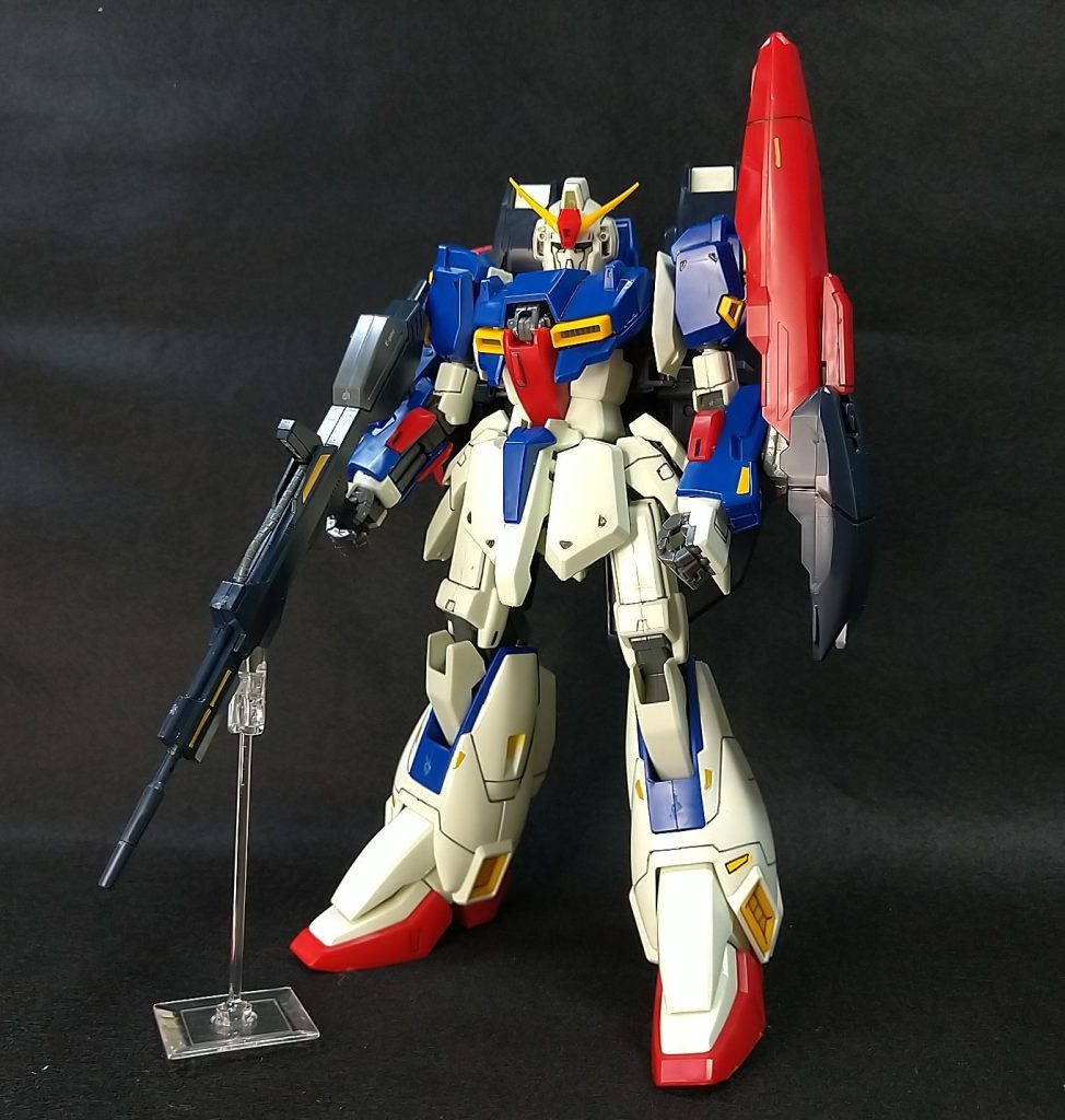 ウェブライダー形態への変形ギミックがあるため、肩関節、股関節がしっかり固定しません。各関節がゆるゆるのため、ライフルを右手だけで保持出来ず、支えが必要です。