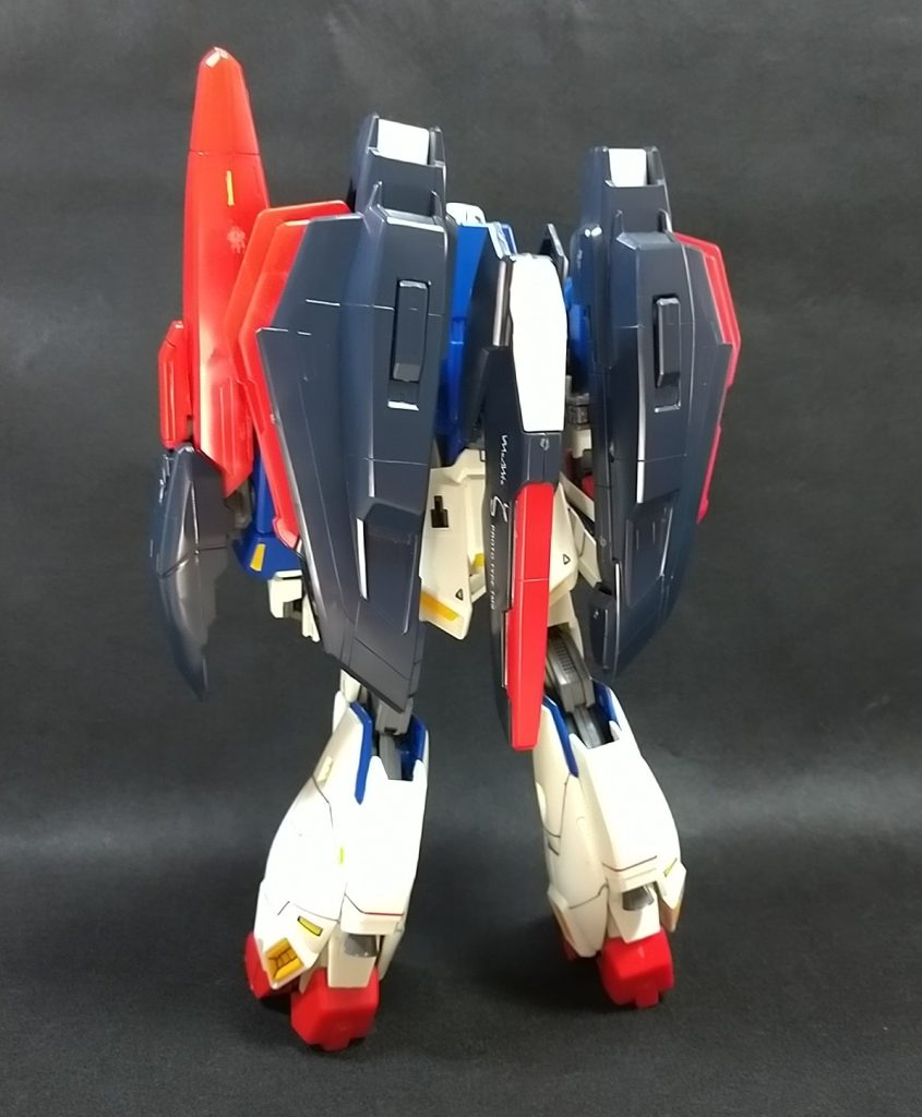 脚部の付け根もゆるゆるで、立っているのがやっとの機体です。ほかのポーズを取るのはちょっと難しい。