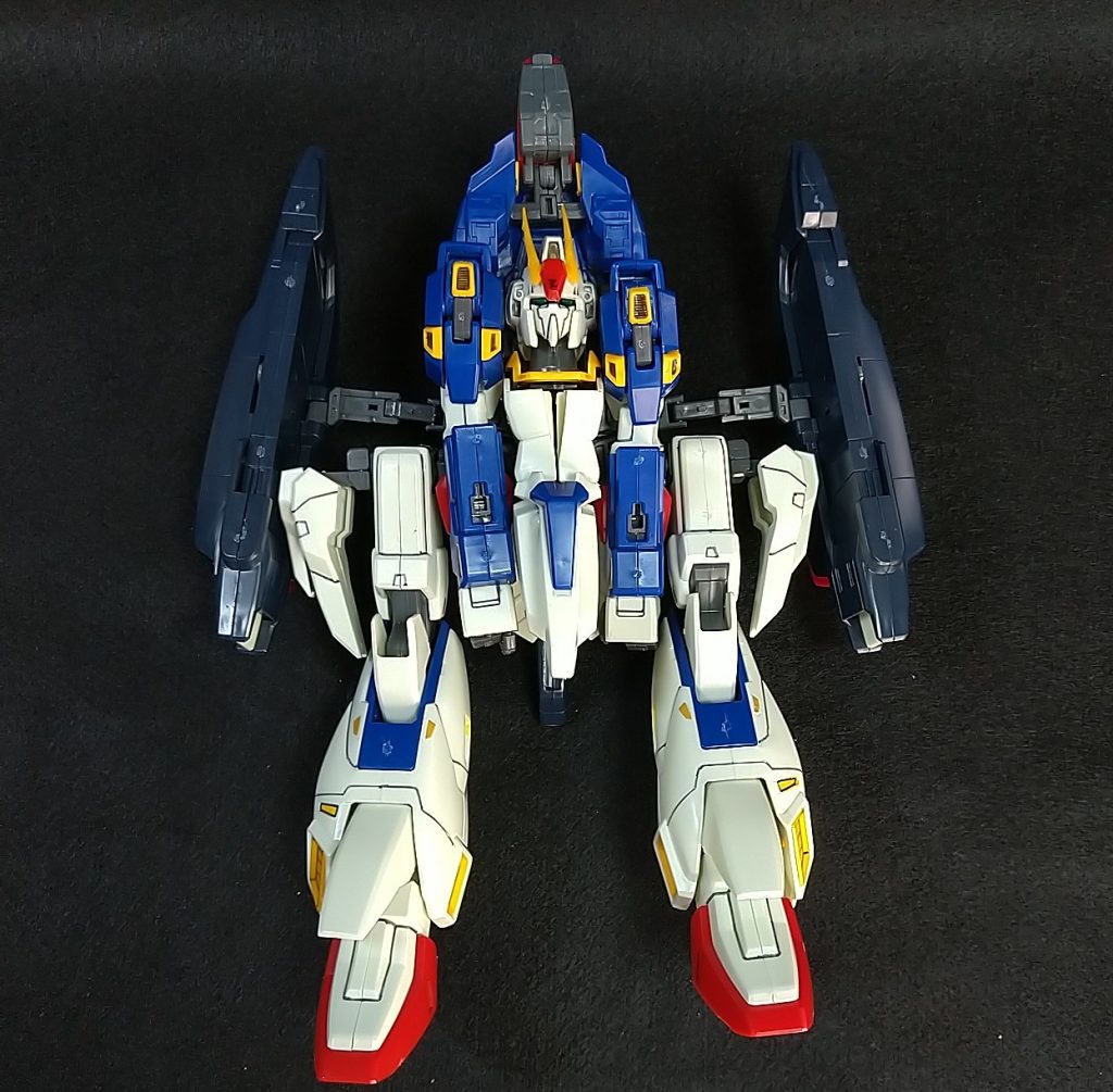 背中のバックパックを左右に展開。この時点で、手足の接合部が外れまくり、あるいはいつ折れるか?、というような状況。