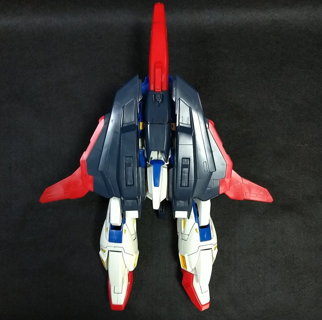 機首をかぶせます。(写真では分かりませんが、機首をつなげる部分がうまく繋がらず、ただ乗っかっているだけです。)