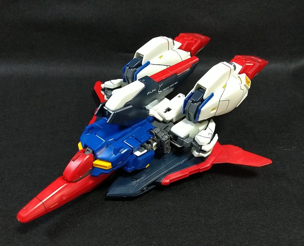 機体をひっくり返すとそれらしくなってきましたが、腕部、脚部、その他いろいろな部品がすぐ外れてしまい、形をキープ出来ないので、ここまでで諦めました。本来ならばこの後、メガランチャーやビームライフルを装備して、いろいろな角度から撮りたいところですが、部品が空中分解してしまうので持ち上げることが出来ません。残念!