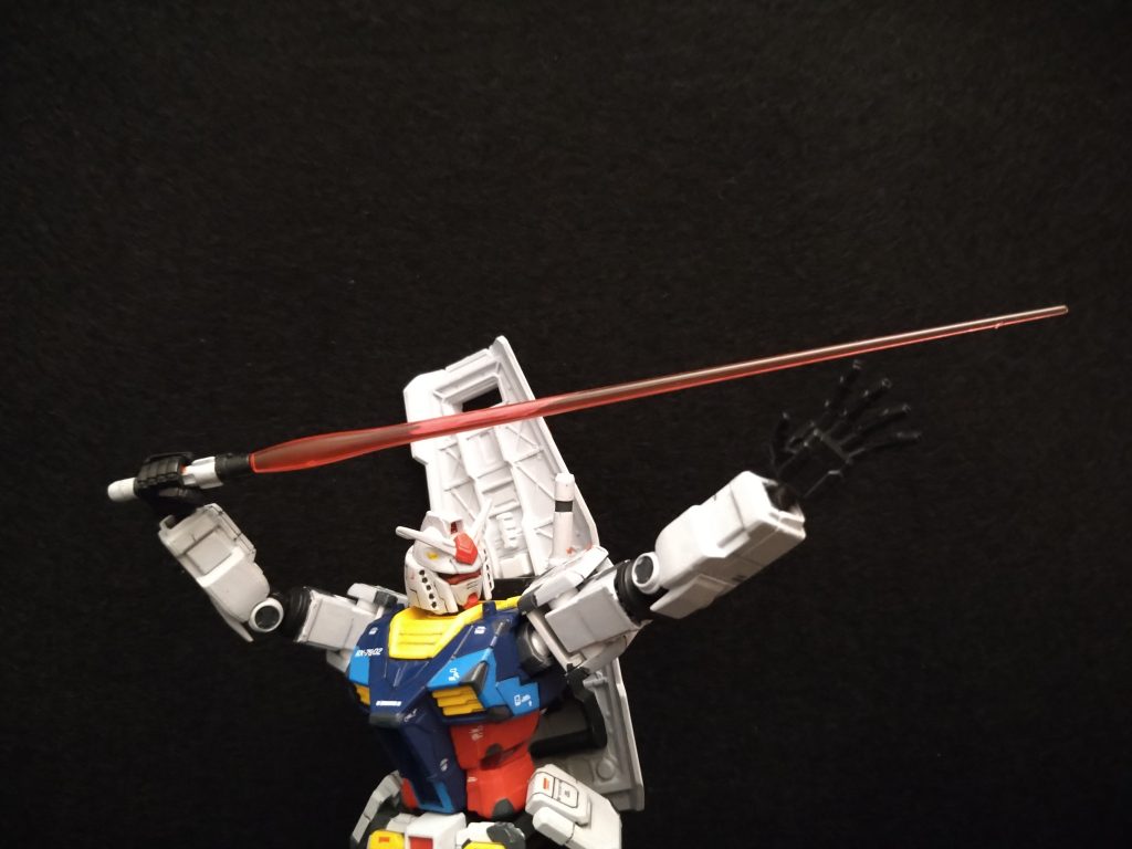 ビームサーベルを構えて