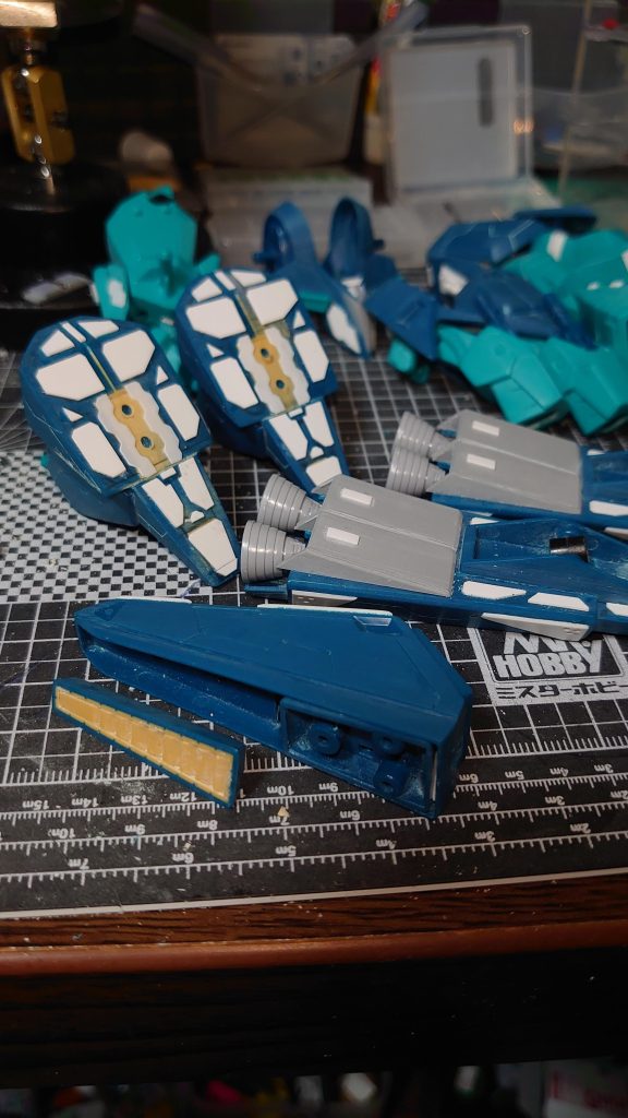 エポパテでスラスター追加、バインダーと足の裏がツルツルだったので、プラ板で情報量追加。バーニアはビルダーズパーツです。