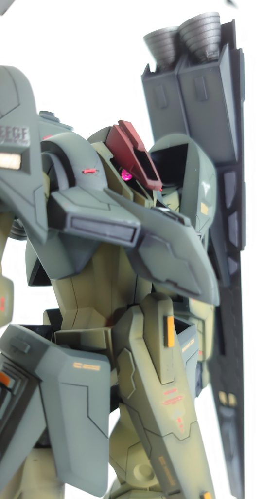 顔は少しシャープ化し、赤い部分は穴を開け加工。モノアイはハイキューパーツにミラーテープを貼り込んでレジンで形成してます。あんま見えないですw