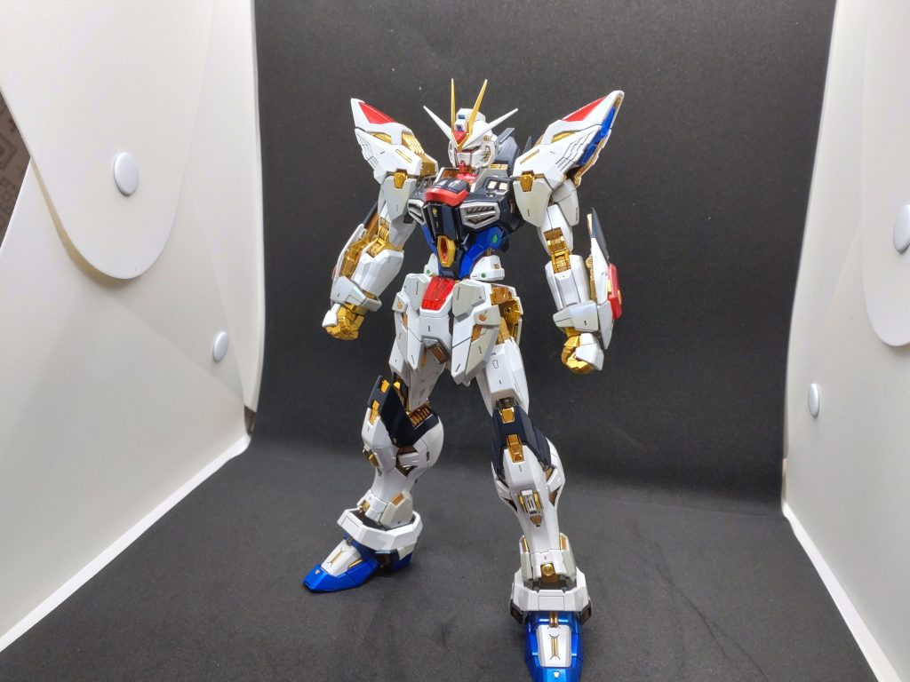 羽が無い状態。こだわりポイントは青の塗装です。青はプライマリーメタリックブルーにウルトラマリンブルーを重ねて、光沢トップコートをしました。ガンスタで作品を見ている時にこの塗装をやっている方を見つけて、真似してみました。とても深みのあるきれいなブルーになったと思います。それと写真だとよく伝わりませんが、白にはプレミアムガラスパールを、本体のグレーにはサファイアブルーを重ねています。