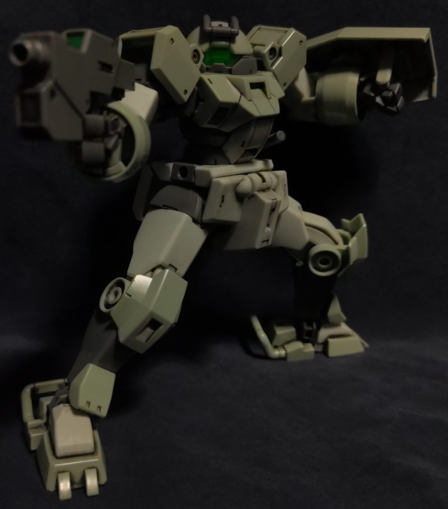 ビームガンを構えて。以上です、お目汚し失礼しました。