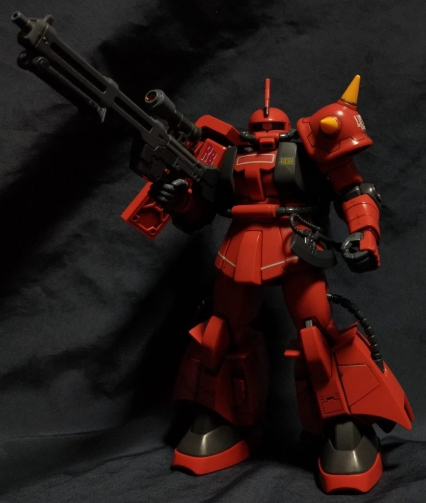 追記。実際は設定上有り得ませんが、もし、R-2ザクのパワーサプライ系統が、ビーム兵器に対応出来る様に改良されていたら、こうなっていたかもしれないという妄想の元、ビームマシンガンを持たせてみました♪度々お目汚し失礼しました、以上です。（笑）