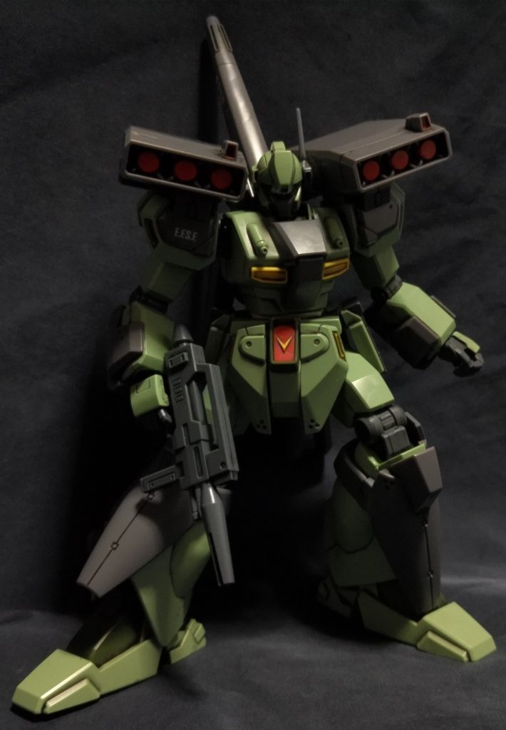 ビームライフルを持たせて。構えたのも撮ってみましたが、首があまり回らないのと、ミサイルポッドがネックで、あまりかっこいいポージングとはいえないので、UPするのは断念しました。以上です、お目汚し失礼しました。