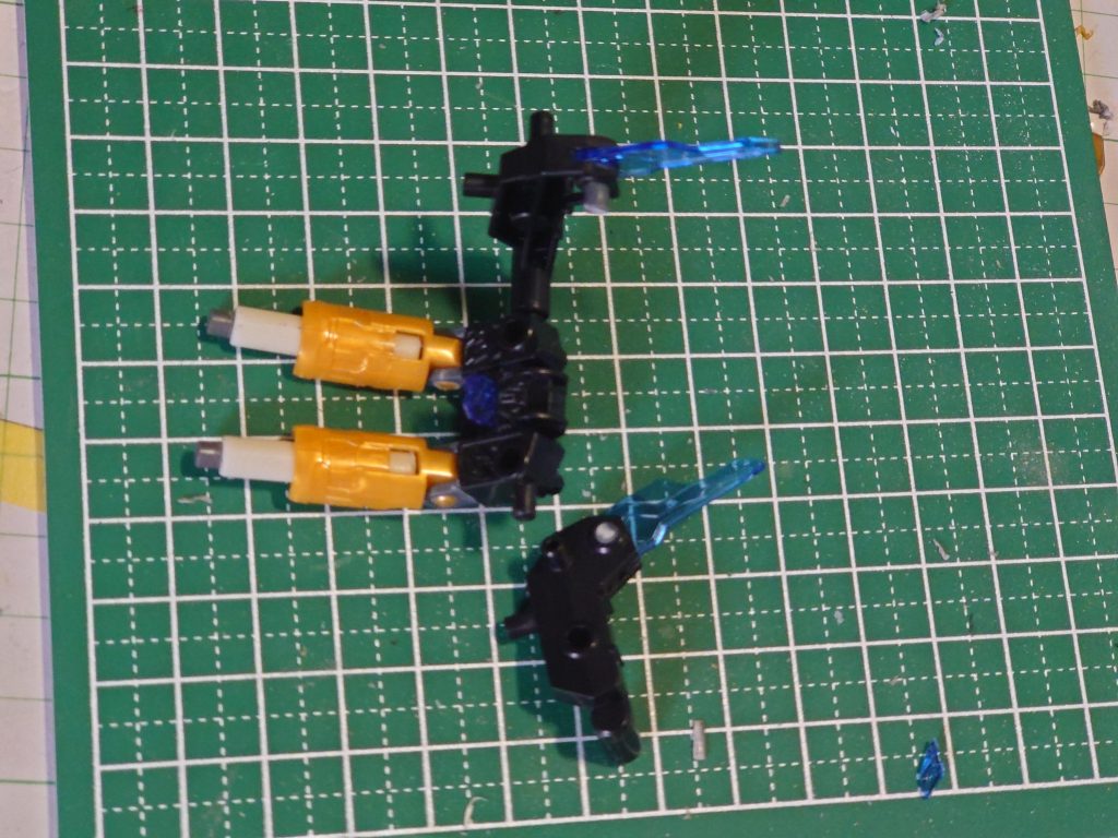 何で肘でなく膝が曲がるのか？このシリーズ共有のフレームはやはりどうかと思うものの、まあトゲトゲした箇所を削ってやるといい感じになりそう。肩のトゲを切り落としてバックパックに回します。闇のカケラか！と思った方とは友達になれると思います。