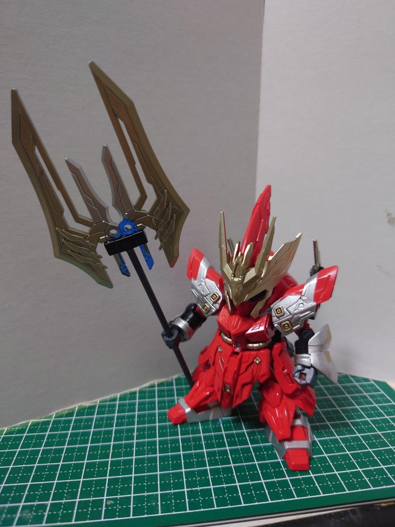 当初はこんな感じで武者サザビーの火竜の槍をモチーフにした大型の槍にしていたのですが、一部破損させたため構成を練り直すことに…。