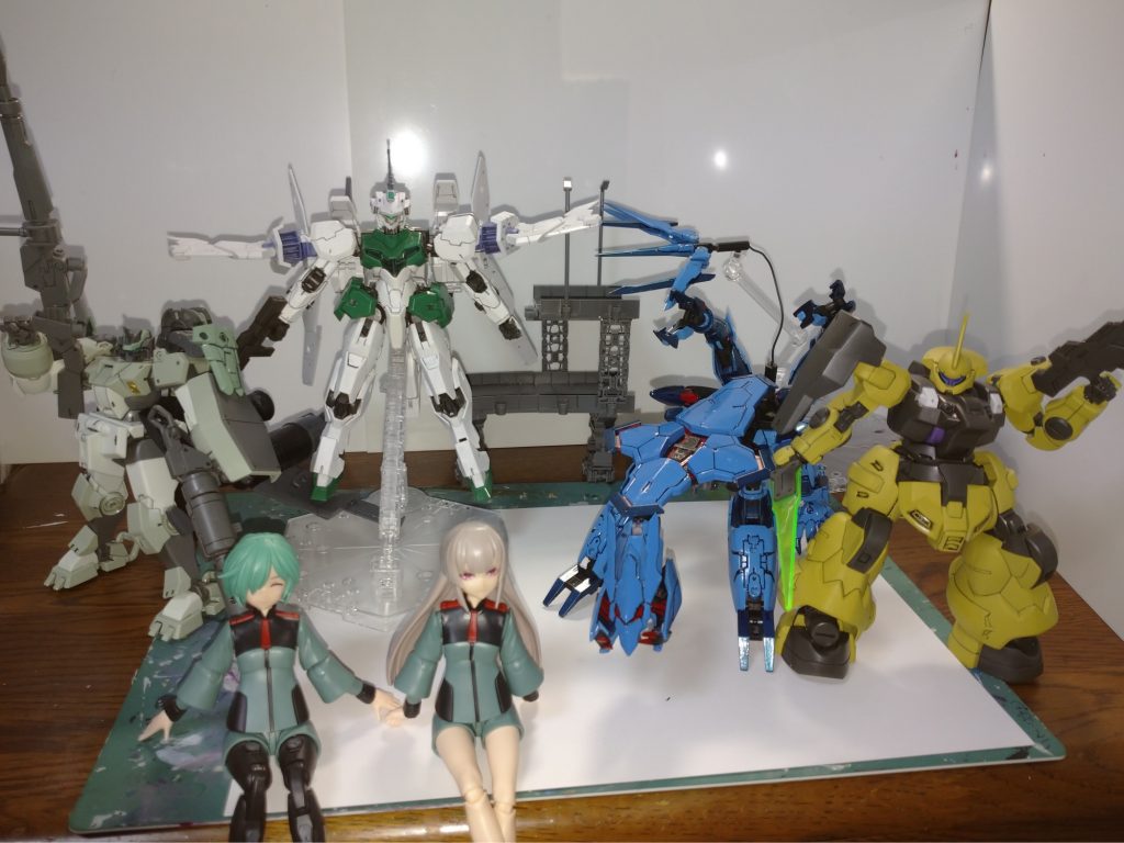 最後は今回のお話用に作った子達で全員集合写真。並べると結構壮観ですね。 この子たちについてお話として書くことはもうないですが、妄想した機体たちを作っていき、それが手元にあるというのはやはりいいものですね。 以上になります。とりとめのないものを最後まで見てくださりありがとうございました。