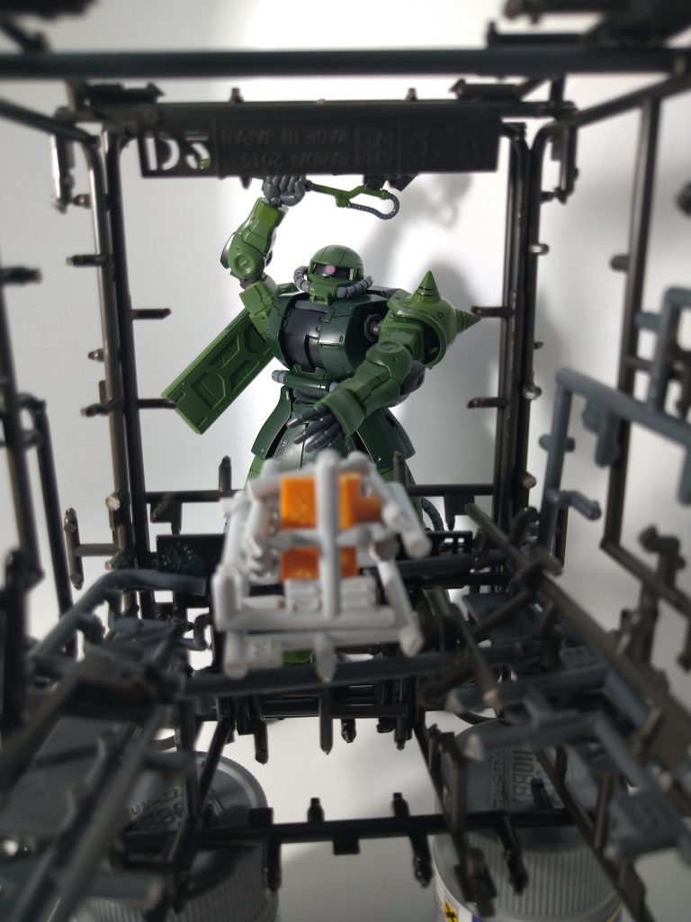 トリミングする前はこんな感じ。塗料の瓶で底上げしてます。