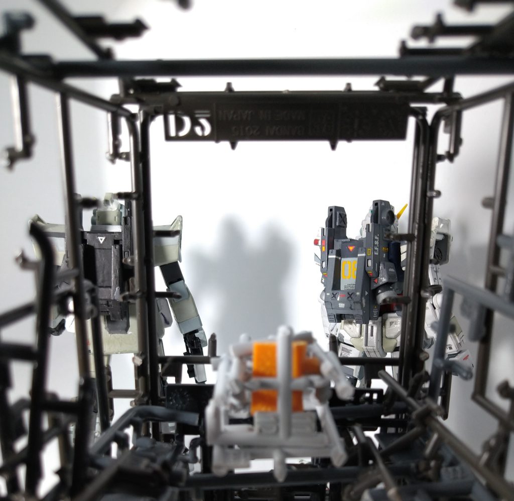 背中を映せば僚機に。FPSでありがちな味方と任務に当たるシーンに。