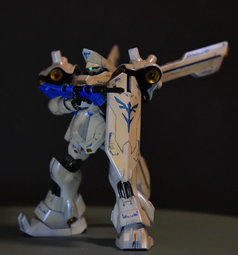 ホワイト部はエヴォサフ黒→EXシルバーを下地にEXクリアーとEXホワイト1:2に蛍光ブルーを少量混ぜたものを使ってます。ブルーはエヴォサフ黒を下地にクレオスの青竹色とガイア蛍光ブルー、ガイアスターブライトシルバーを混ぜてみたよ。デカールもすべて青で統一してみたがいかがだろうか