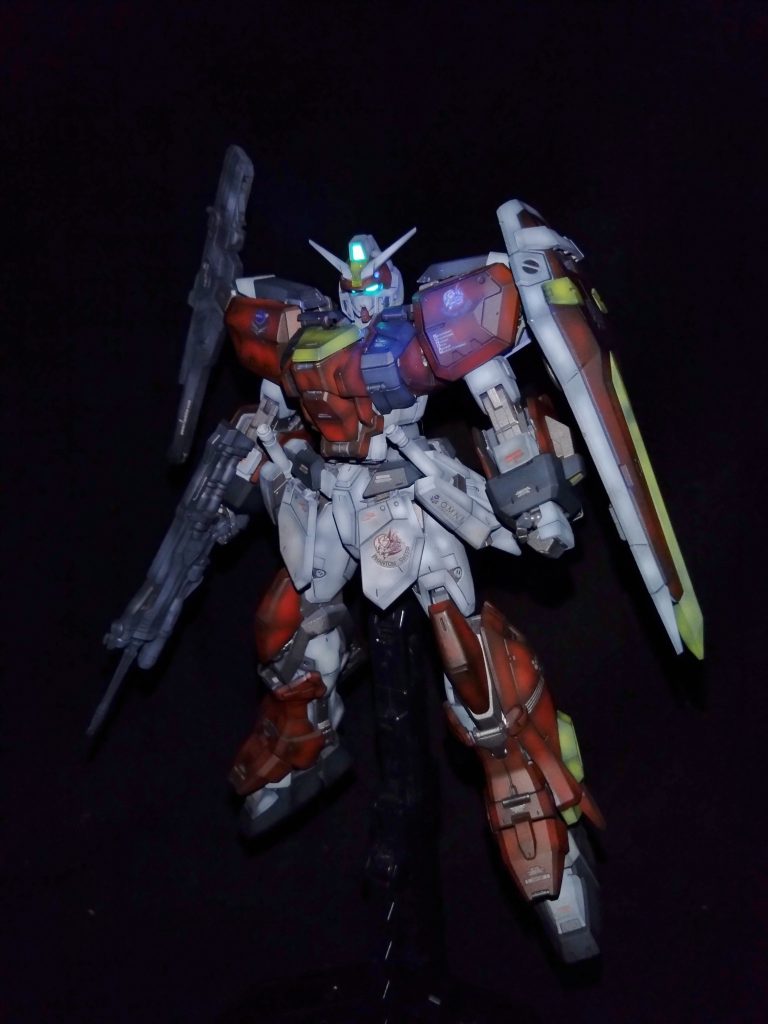 フルアーマー形態　　　　　　　　　　　　　　　　アサルトシュラウドの肩部に装備されていたミサイルポッドを排し、バックパックに装備を装着しても腕の可動を妨げない動作をできるようにしました。