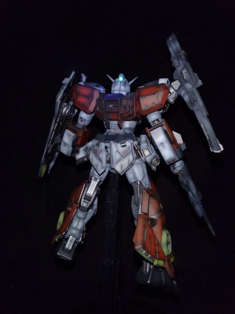 背面　　　　　　　　　　　　　　　　　　　　　　アーマー装備に伴う重量増加を補うために脚部に大型スラスターを増加