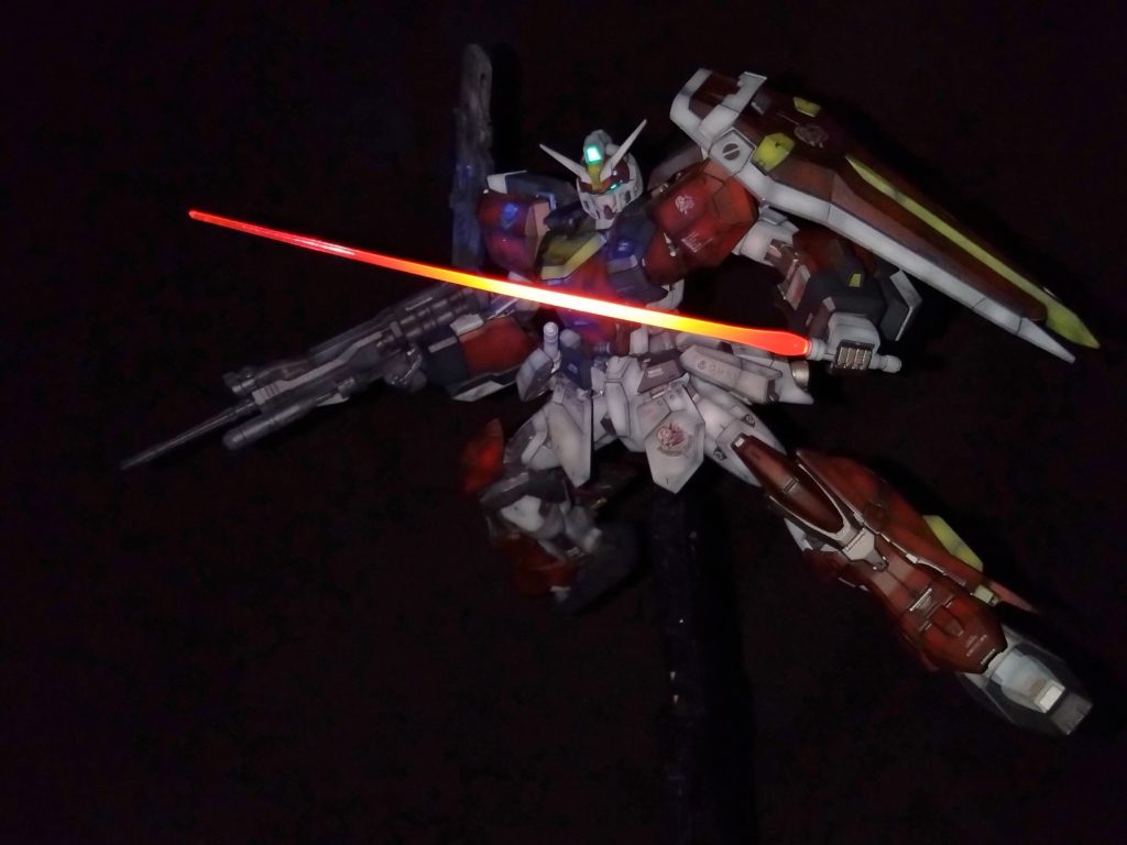 腰部装備のビームサーベル　　　　　　　　　　　　シールドを肩部に固定したため、左腕も自由に使えます