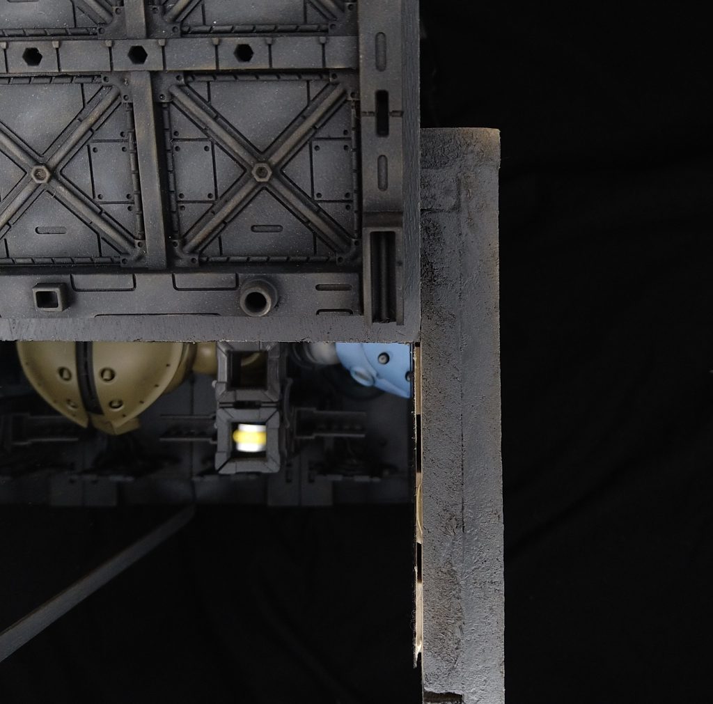 ズゴックも真っ二つでアッガイとズゴック共に前後左右に1/4カット物となりますそれらをハーフミラーを混ぜた合わせ鏡にて大量生産している用に見える訳です