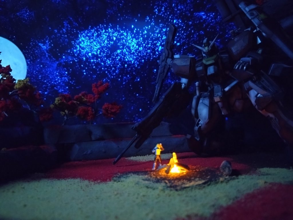 今回は本格的にジオラマ作成もしてみました。夕方と夜の2バージョンに対応できるように手を加えてみました。　　　　　　　　　　　　　　　　　　真ん中の焚き火は蝋燭ライトを加工したものを使ったので、揺らめきの演出もしています。